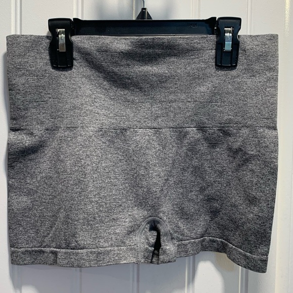Bebe. Compression shorts/workout undershorts. 2XL. Gray with hole design. - Picture 2 of 7
